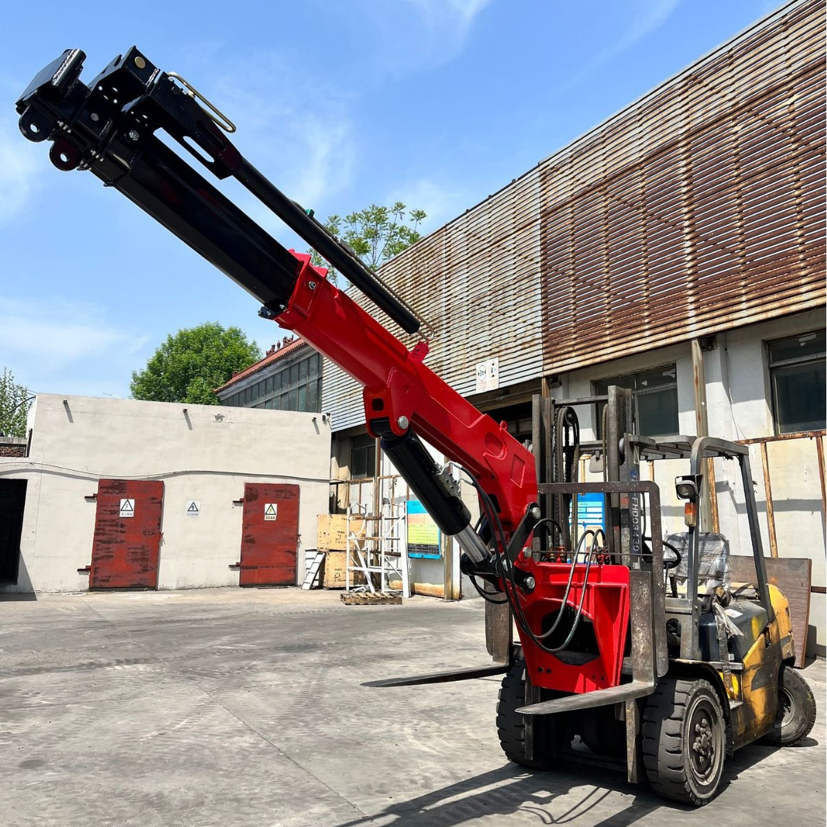 Foto dokumentasi attachment fly boom 9,2 m pada forklift; contoh pemasangan