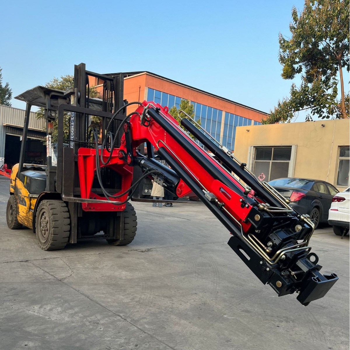 Foto dokumentasi attachment fly boom 10,5 m pada forklift; contoh pemasangan