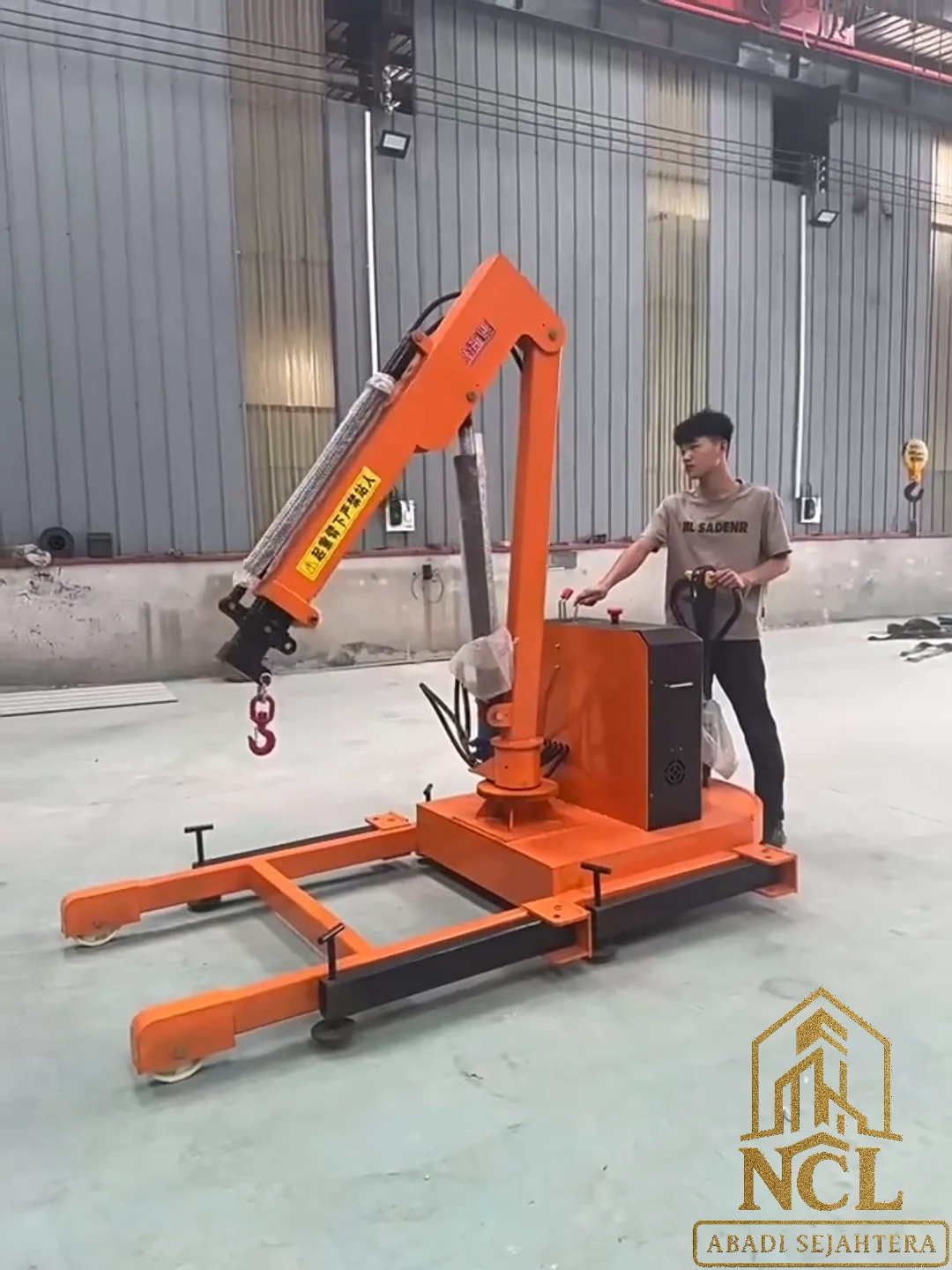 Mini Crane Mobile 1 Ton Full Electric 180° — Cuplikan video sumber — posisi boom dan kendali unit