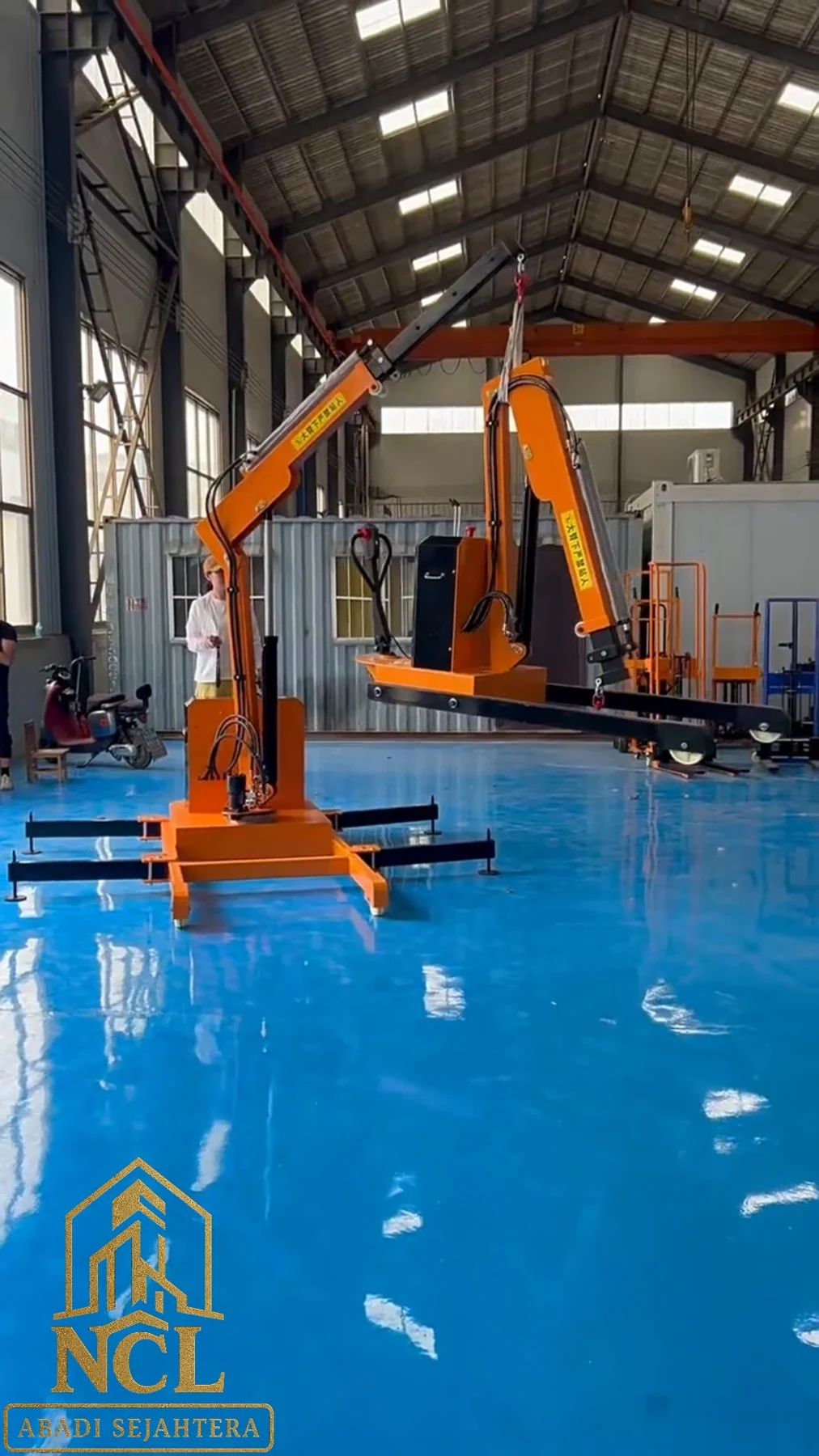 Mini Crane Mobile 1 Ton Full Electric 180° — Cuplikan video sumber — unit dengan boom terangkat