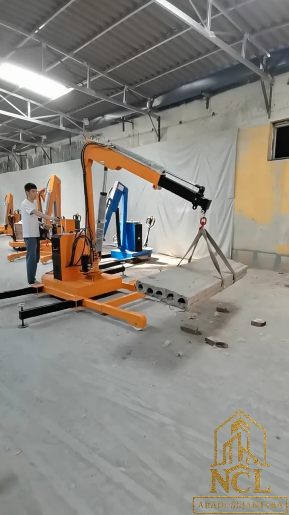 Mini Crane Mobile 1 Ton Full Electric 180° — Cuplikan video sumber — unit di area penyimpanan