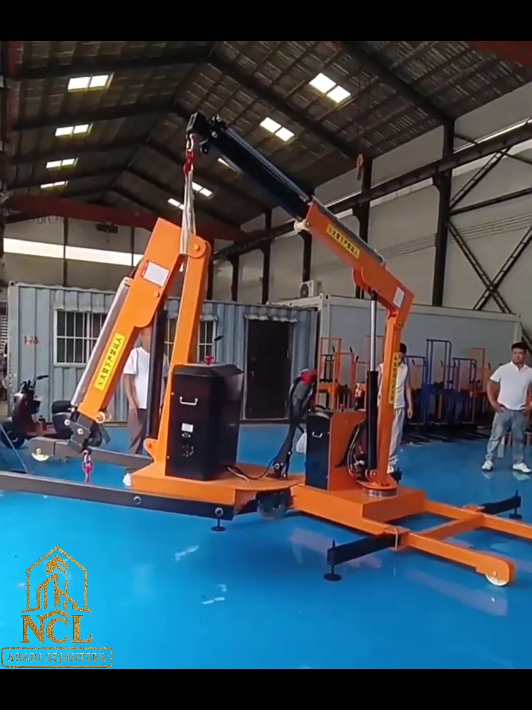 Mini Crane Mobile 1 Ton Full Electric 180° — Cuplikan video sumber — unit di area workshop