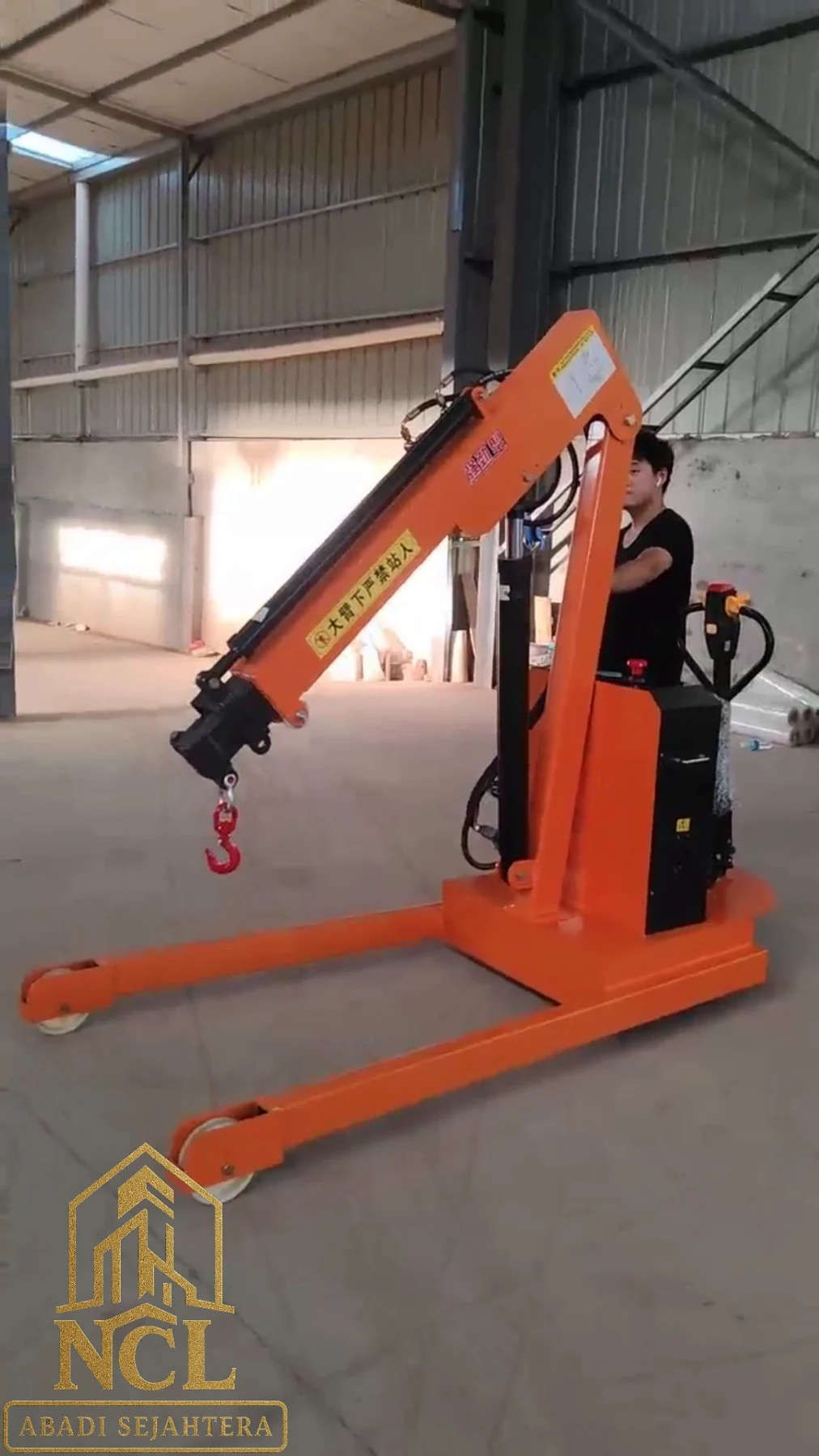 Mini Crane Mobile 1 Ton Full Electric Non-Rotasi — Cuplikan video sumber — detail boom dan penggerak unit