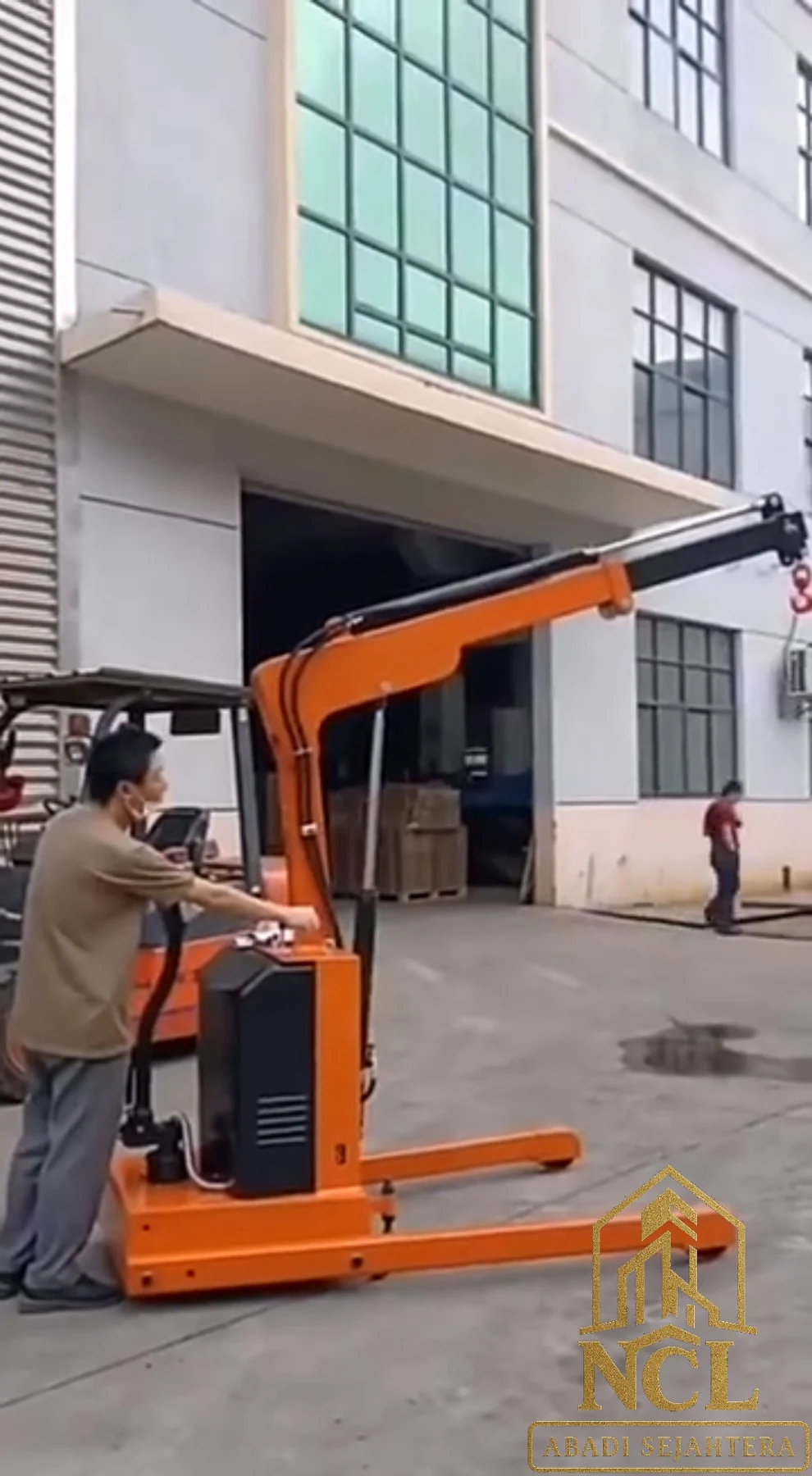Mini Crane Mobile 1 Ton Full Electric Non-Rotasi — Cuplikan video sumber — unit di lokasi kerja