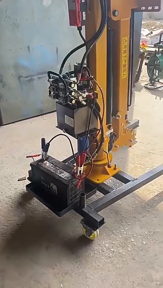 Mini Crane Mobile 1 Ton Rotasi 360° — Cuplikan video sumber — unit pada dudukan beroda