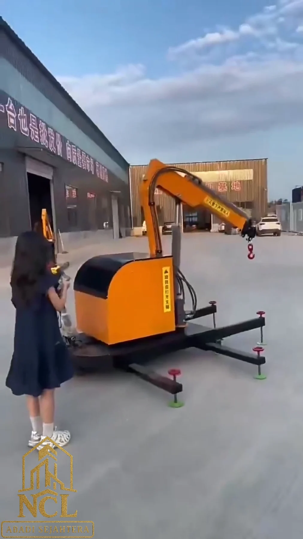 Mini Crane Mobile 2 Ton Full Electric 360° — Cuplikan video sumber — detail kendali dan boom unit