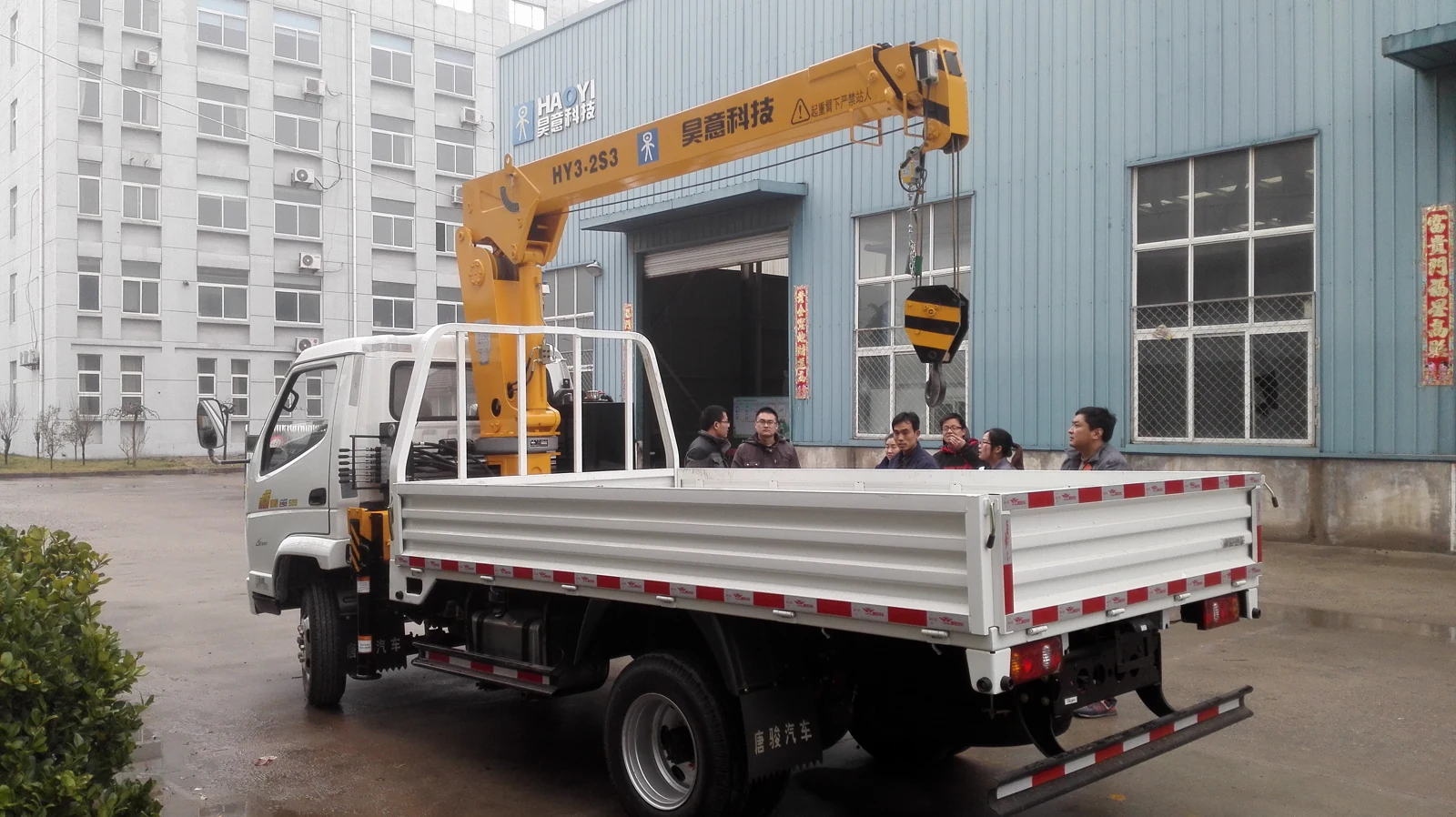 Foto unit Truck Mounted Crane HY3.2S3 terpasang pada kendaraan bak